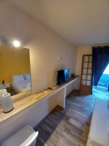 una camera d'albergo con specchio, letto e servizi igienici di Bis Studios ad Alikanás