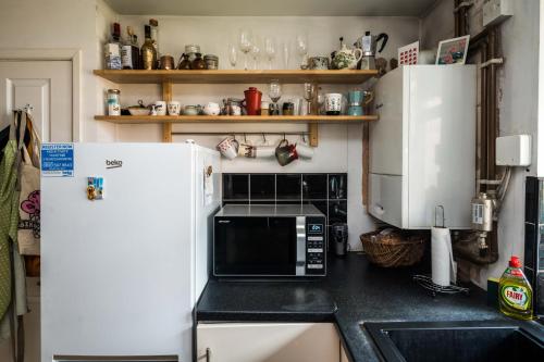 Kuhinja oz. manjša kuhinja v nastanitvi 2BD Stylish Home w/t Grand Piano Central London