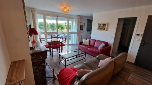 un salon avec un canapé et une table dans l'établissement Le Rossignol, à Château-Thierry