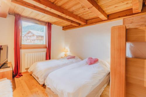 deux lits jumeaux dans une chambre avec fenêtre dans l'établissement Appartement en résidence standing, ski aux pieds et garage, à Montgenèvre