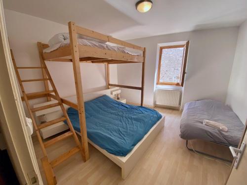 une chambre avec deux lits superposés et une échelle dans l'établissement Duplex à 120 m du lac d'Annecy, à Duingt