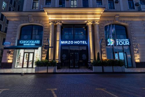 een miucci hotel wordt 's nachts verlicht bij MIRZO HOTEL in Tasjkent