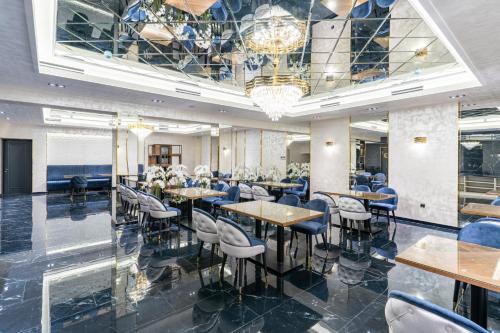 Restoran atau tempat lain untuk makan di MIRZO HOTEL