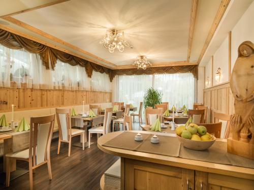 a dining room with tables and chairs and a restaurant at Hotel Leitner in Mühlbach