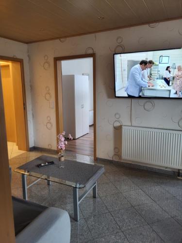 a living room with a flat screen tv on the wall at FaWiGa Monteurwohnung Karben in Karben