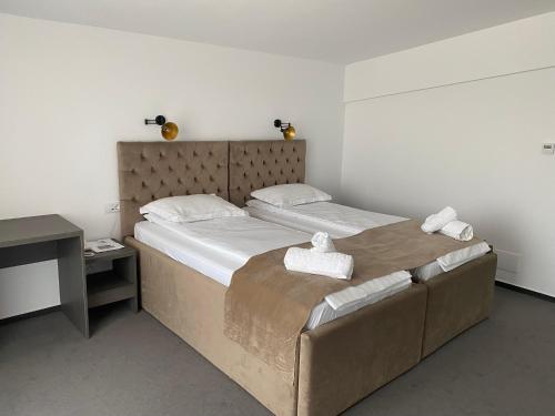 Un pat sau paturi într-o cameră la Hotel Maya