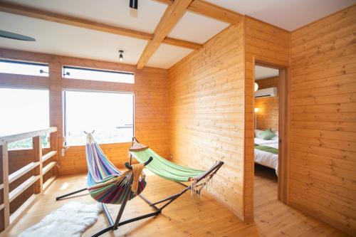 eine Hängematte in einem Zimmer mit einem Schlafzimmer in der Unterkunft Awaji Seaview Resort in Nojima in Kusumoto