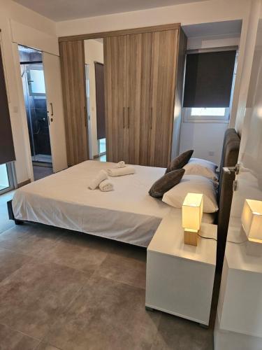 - une chambre avec un grand lit dans l'établissement SC_apartments, à Kato Pyrgos