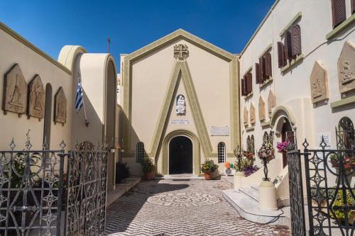einen Eingang zu einem Gebäude mit einem Tor in der Unterkunft "Maison Masse" YOUTH HOSTEL with private courtyard in Rhodos (Stadt)