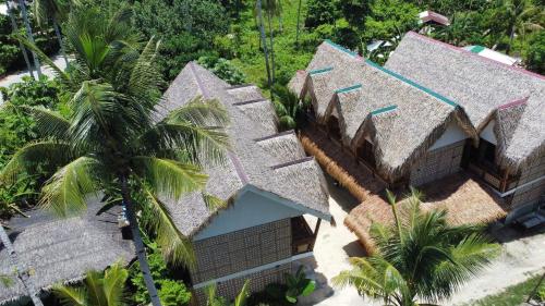 una vista aérea de una casa con una palmera en M-Resort Siargao, en General Luna