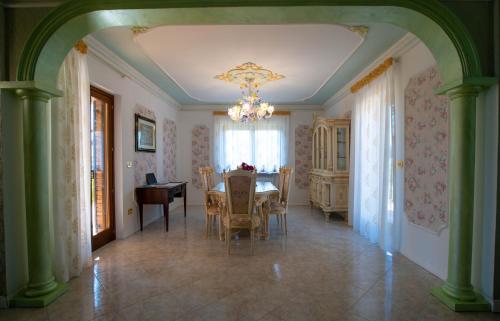 a dining room with a table and a chandelier at La Villa dei Tartufi - B&B in Corfinio
