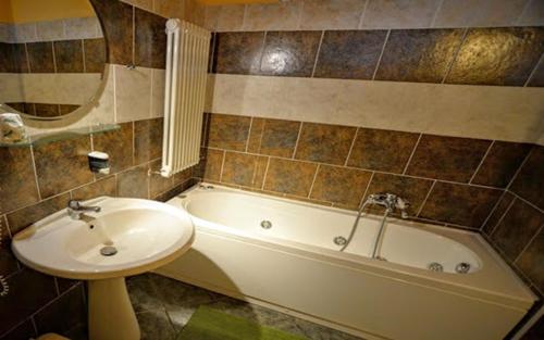 La salle de bains est pourvue d'un lavabo, d'une baignoire et de toilettes. dans l'établissement Agriturismo Casa delle Erbe, 