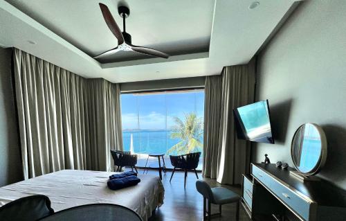 a hotel room with a bed and a view of the ocean at 苏梅岛观景台海景別墅Golden Coconut Villa 5 超级海景 私密泳池 接送服务 in Koh Samui 