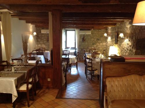 Reštaurácia alebo iné gastronomické zariadenie v ubytovaní L'Auberge De Montpezat