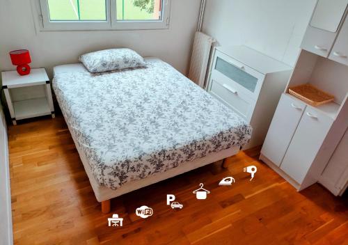 - une petite chambre avec un lit et du parquet dans l'établissement Apartment l Room, kitchen, bathroom & parking l 25 mins from Paris Gare du Nord, CDG airport & Stade de France, à Montmagny