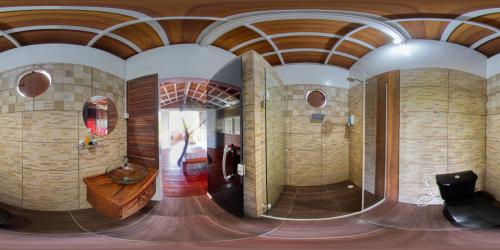 um quarto com dois espelhos e um lavatório num quarto em Pousada Vettore em Atins