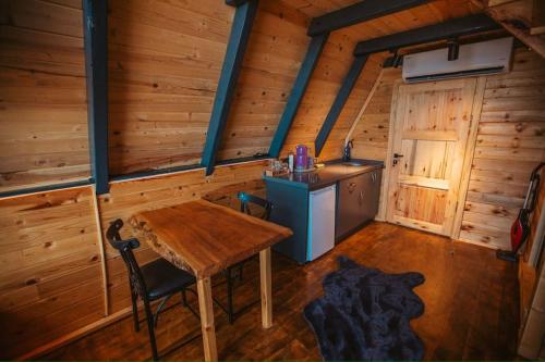 una cocina con mesa de madera en una cabaña en Rova Suit Bungalov en Rize