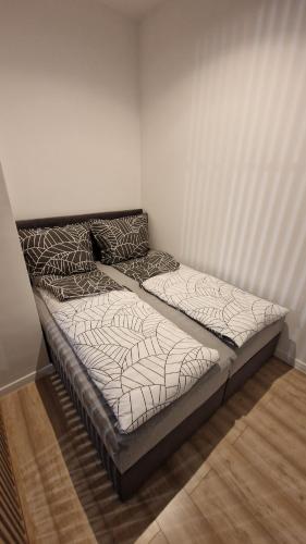 a bed sitting in a corner of a room at Apartament Przy Dworcu (centrum) in Tarnowskie Góry