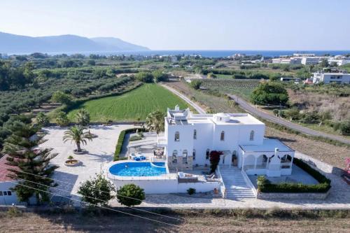Gambar di galeri bagi Santo Villa, a riveting group sanctuary! di Kavros
