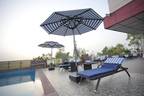 Bazén v ubytování Hotel Atulyaa Taj nebo v jeho okolí