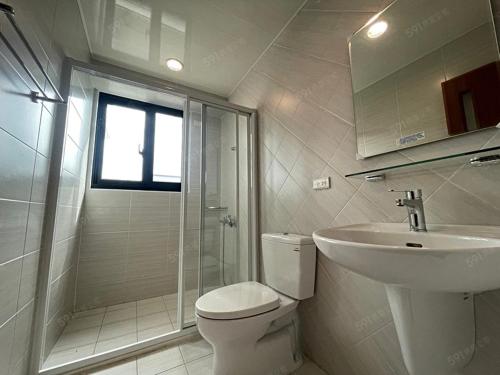 東港的住宿－龍貓親子民宿，浴室配有卫生间、盥洗盆和淋浴。