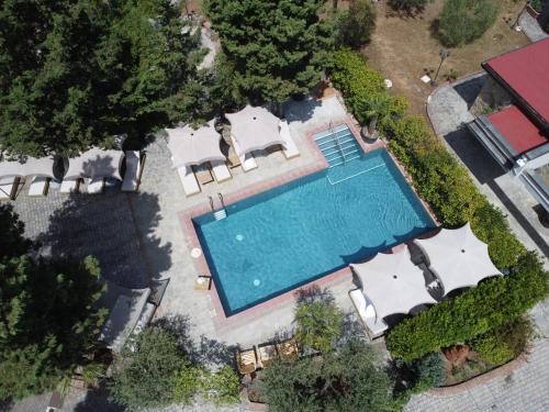 an overhead view of a swimming pool with umbrellas at Villa Cesi Resort & Spa in Impruneta