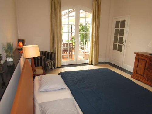 a bedroom with a bed and a living room at Finca El Cardinal - Atemberaubende Luxusvilla in Icod de los Vinos