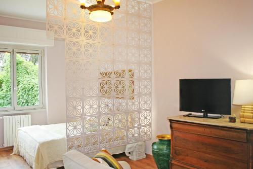 ein Schlafzimmer mit einem Bett und einem Fernseher an der Wand in der Unterkunft Incantevole ed elegante appartamento a Niguarda! in Mailand