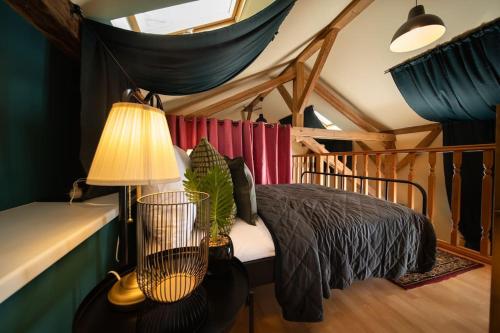 een slaapkamer met een bed met een lamp en gordijnen bij Chateau Charme - Prague centre in Praag