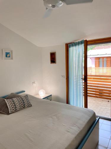 una camera con letto e porta scorrevole in vetro di Residenza Mayla a Lignano Sabbiadoro