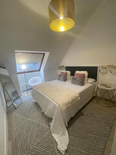 ein Schlafzimmer mit einem großen weißen Bett in einem Zimmer in der Unterkunft Gonzalez del Valle in Oviedo