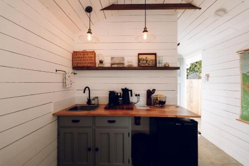 a kitchen with a counter top and a sink at Pelham Cottage, Kondalilla Falls in Flaxton