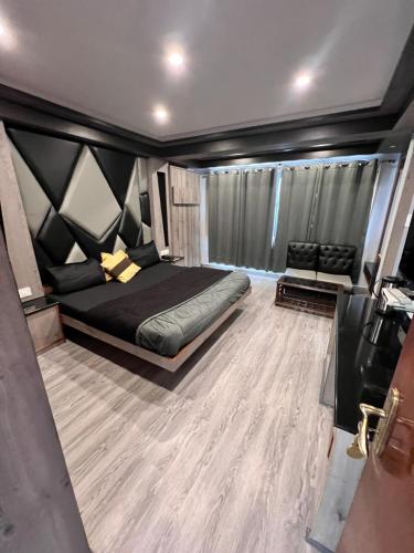 1 dormitorio con 1 cama, 1 sofá y 1 silla en Hotel Victory en Shimla