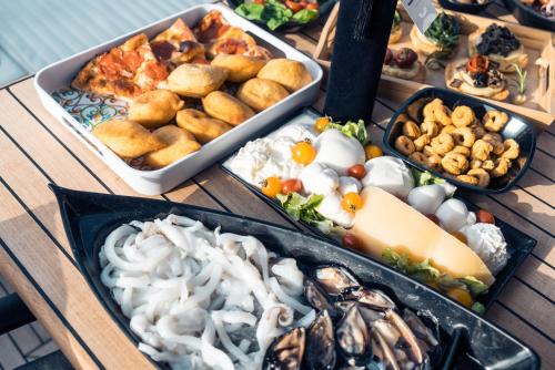 uma mesa com diferentes tipos de alimentos em DiscoverBoat - Pita - Exclusive Boat&Breakfast em Bari