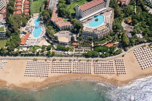 una vista aerea di un resort sulla spiaggia di Melas Resort Hotel a Side