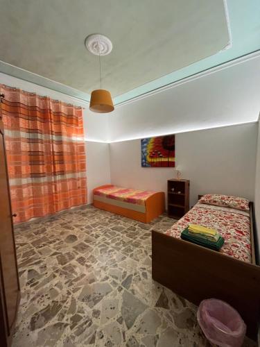 トラーパニにあるLa Casa Degli Agrumiのベッドルーム1室(ベッド2台、窓付)
