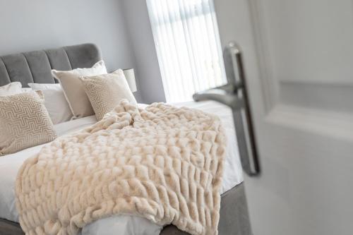 um quarto com uma cama com um cobertor em Luxury Edwardian Townhouse in Belfast em Belfast