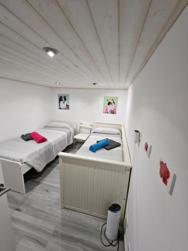 una camera con due letti di Chalet Luxury with privacy and Jacuzzi a Maspalomas