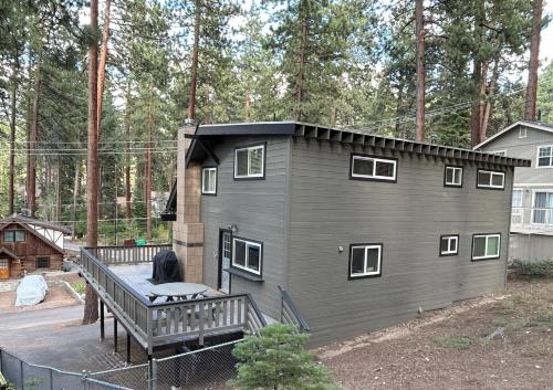 ein kleines Haus mit einer Veranda und einer Terrasse in der Unterkunft Foothill Folly home in Zephyr Cove