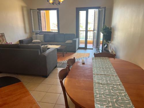 - un salon avec une table et un canapé dans l'établissement Marina apartment 2, à Aqaba