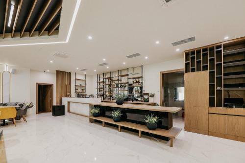 a large living room with a counter and shelves at Hotel Green Park Service Perfected in Garmen
