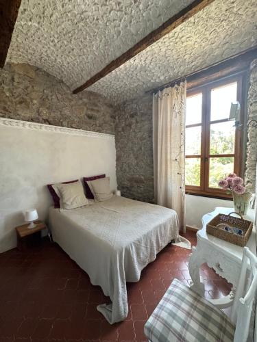 ChamborigaudにあるGite de La Jasseの窓付きの部屋にベッド付きのベッドルーム1室があります。