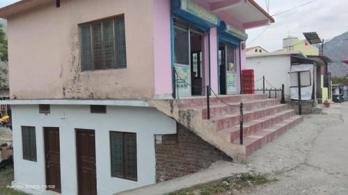 um edifício com uma escada em frente em Shivangari Home Stay By WB Homes em Mandāli