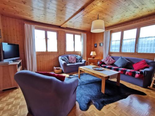 sala de estar con sofás y mesa en CHALET HÜTTLE - authentisch, ruhig, mitten im grün en Grächen