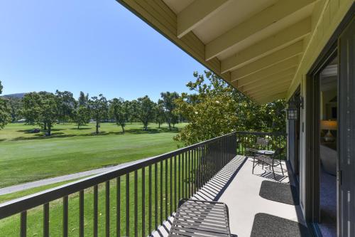 uma varanda com cadeiras e vista para um campo de golfe em 764 Cottage at Silverado condo em Napa