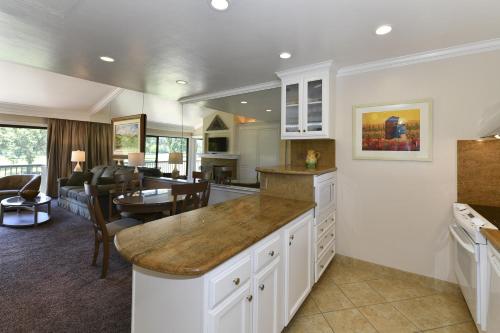 uma cozinha e sala de estar com sala de jantar em 764 Cottage at Silverado condo em Napa