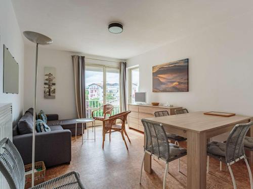 Photo de la galerie de l'établissement Appartement Rustique en Bord de Mer à Hendaye - 2 Chambres, Balcon, Quartier Plage - FR-1-2-293, à Hendaye