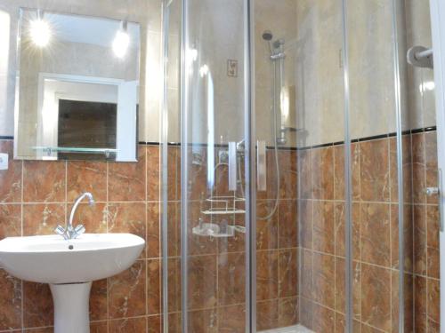 une salle de bain avec une douche avec un lavabo et des toilettes dans l'établissement Maison 4 pièces, terrasse, proche plage, 6 pers., Narbonne Plage - FR-1-229B-131, à Narbonne