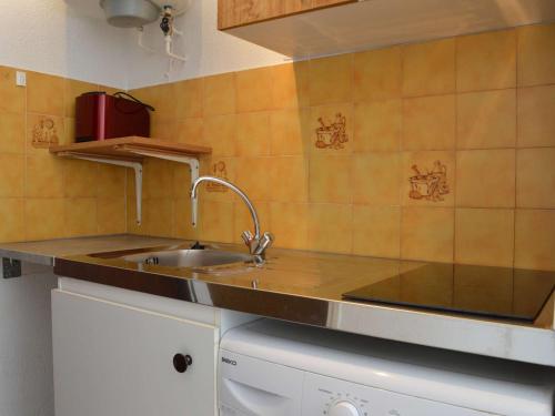 une cuisine avec un évier et un plan de travail dans l'établissement Appt 2 pièces, 200m plage, parking privé, animaux acceptés - Saint Pierre la Mer - FR-1-229D-233, à Saint Pierre La Mer