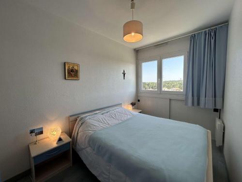 une chambre avec un lit et une fenêtre dans l'établissement Appartement rénové 3 pièces, vue mer, accès direct plage, parking privé, 4 couchages - FR-1-224C-89, à Saint-Jean-de-Monts